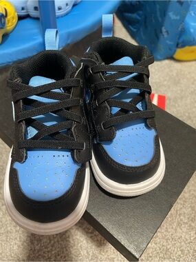 Authentic Jordan 1 low ALT (TD)

Nike Kids Black and Light Blue Low-Top Sneakers